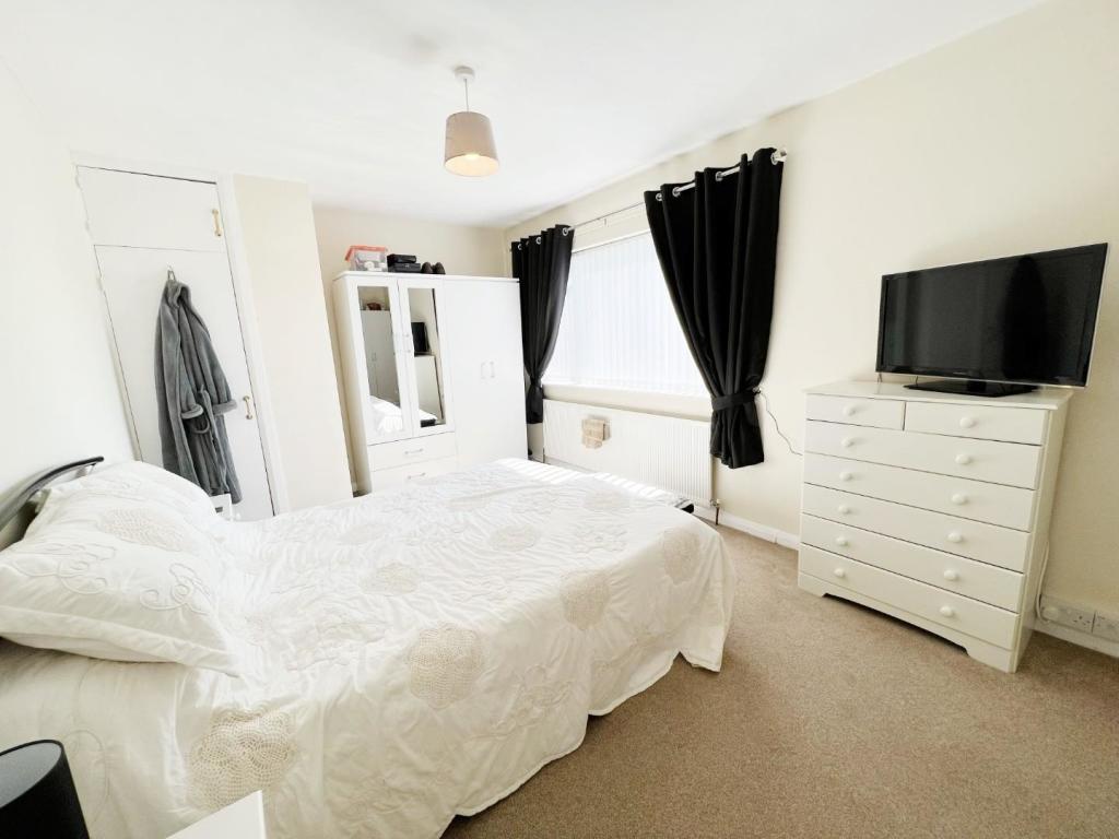 Bedroom 1 pic 1.jpg