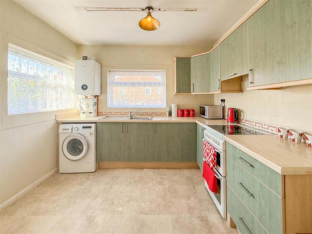 BREAKFASTING KITCHEN