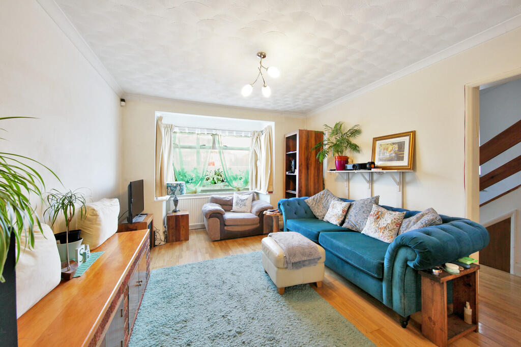 143 Holders Hill ...