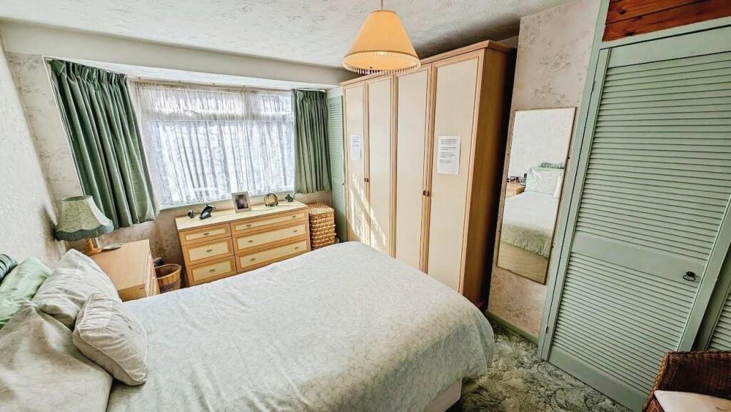 2 Tyndale Ave bed 1 2.jpg