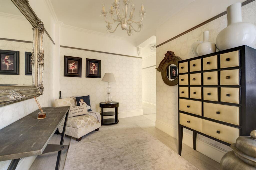 28 abingdon court 340089 hall_RGB.jpg