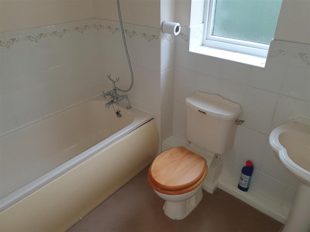 BATHROOM/W.C