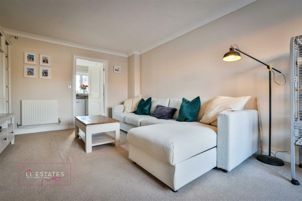 Lounge 3.jpg