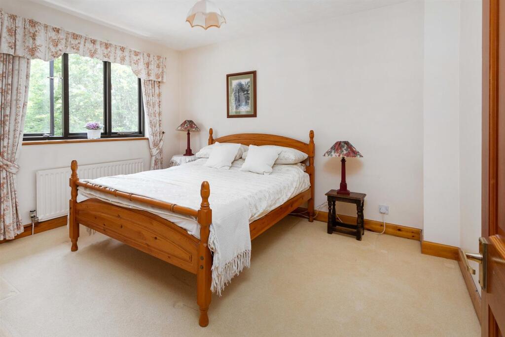 12 Manor House Close, Rugby (9).jpg