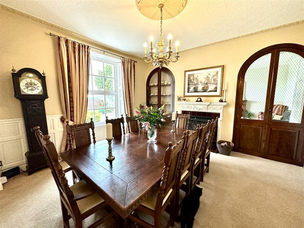 DINING ROOM.jpeg