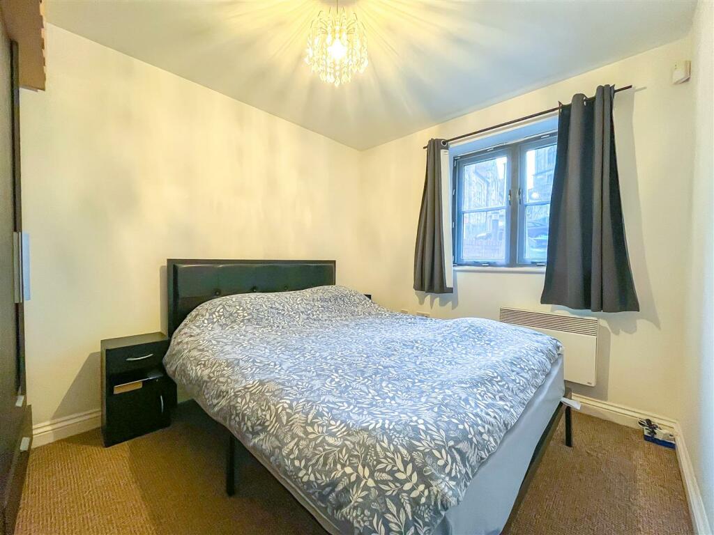 2 Thomas Webb Close