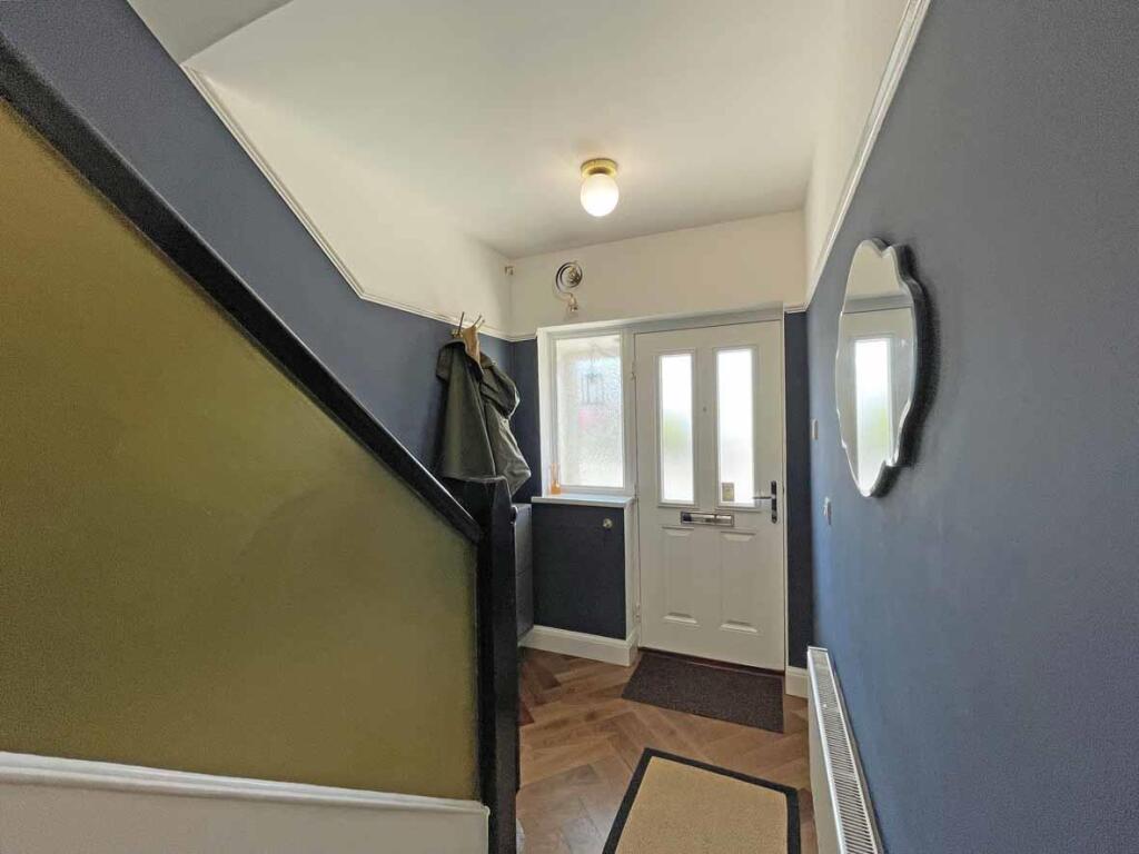 Beacon Down Avenue 40 - Entrance Hall 2.jpg