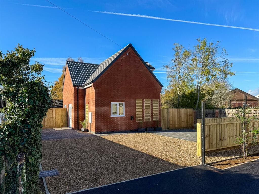 6A Staion Rd Desborough-39.jpg
