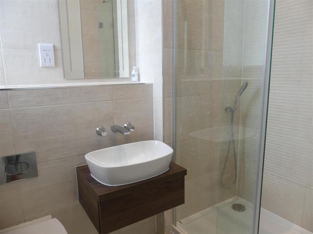 EN-SUITE SHOWER ROOM