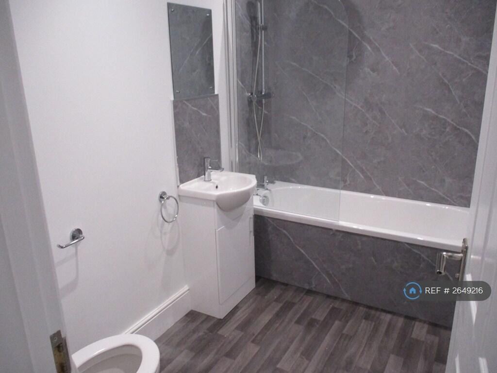 Main Bathroom 