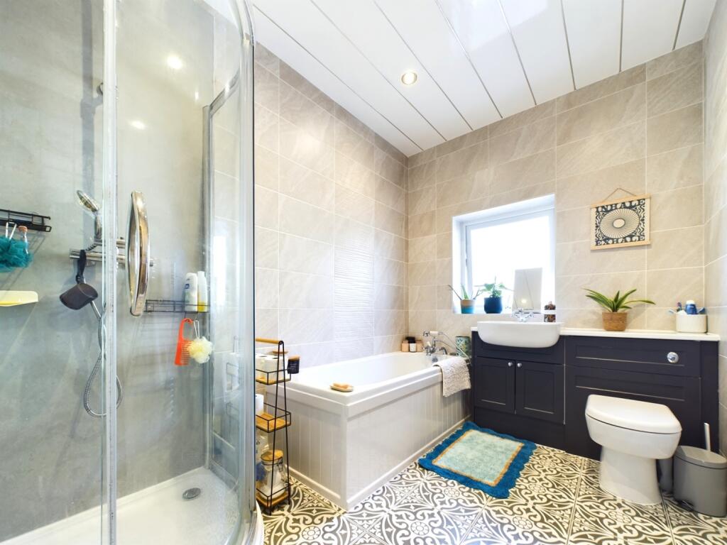 CAM02195G0-PR0059-STILL032