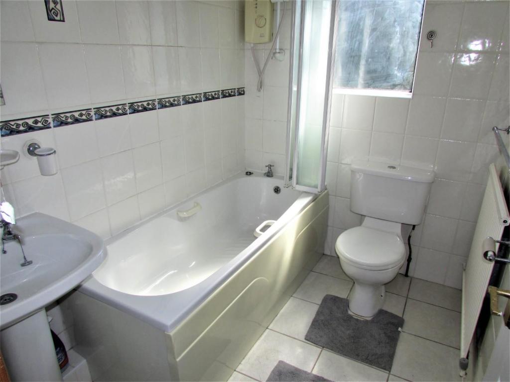 DevonshireStEast4bath.JPG