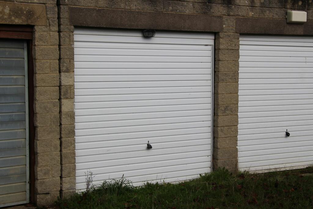8 Redland Drive, HD8 0XD