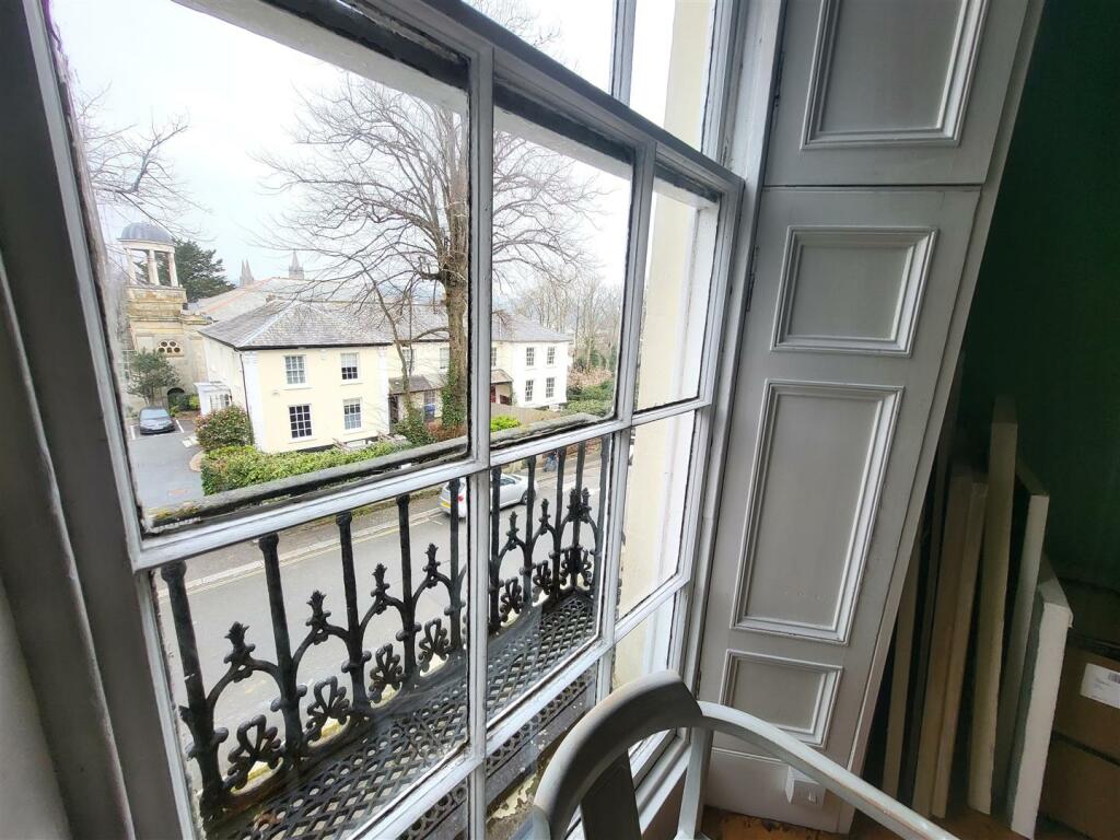 View bedroom.jpg