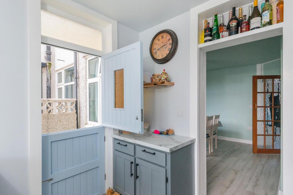 7K6AHD - Kitchen A.jpg