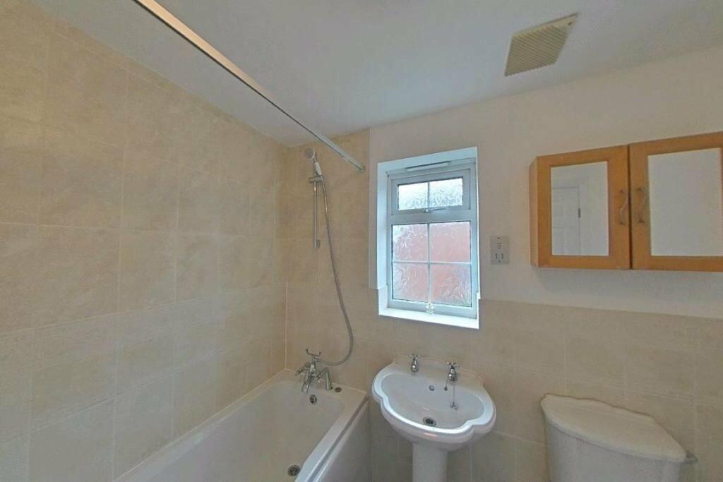 243656_31887057_IMG_