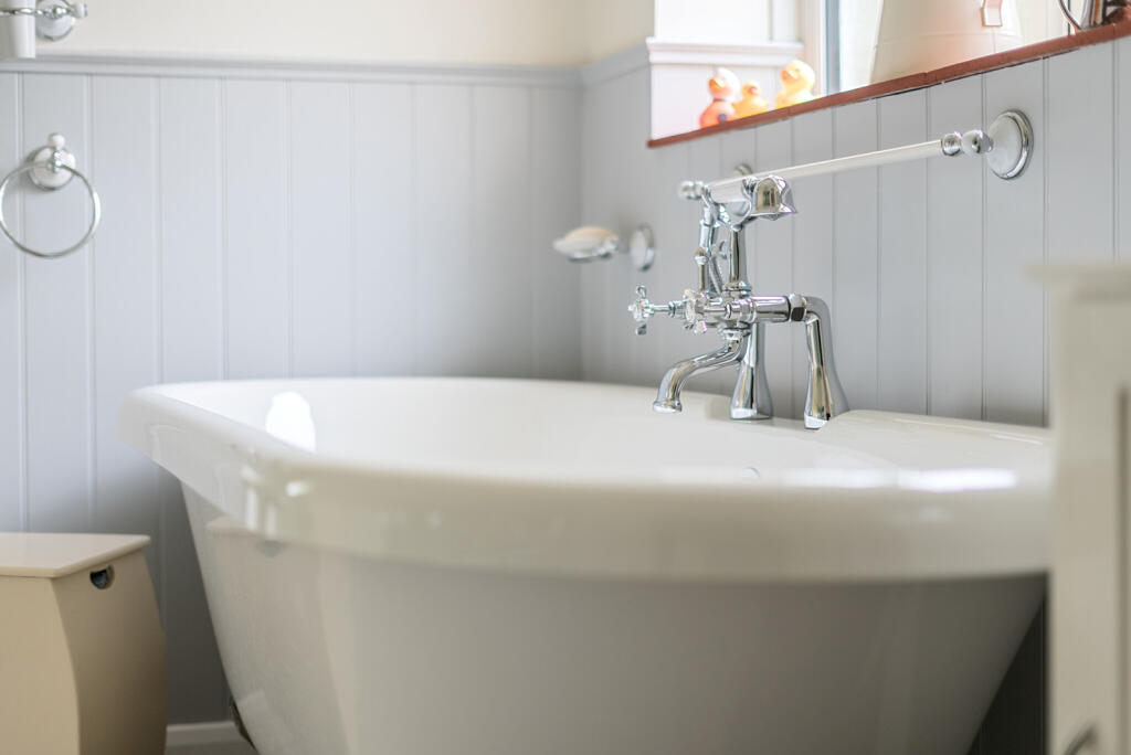 1295486-24-682f3a...