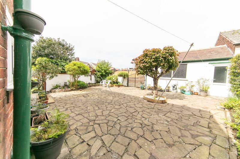 Courtyard garden to rear