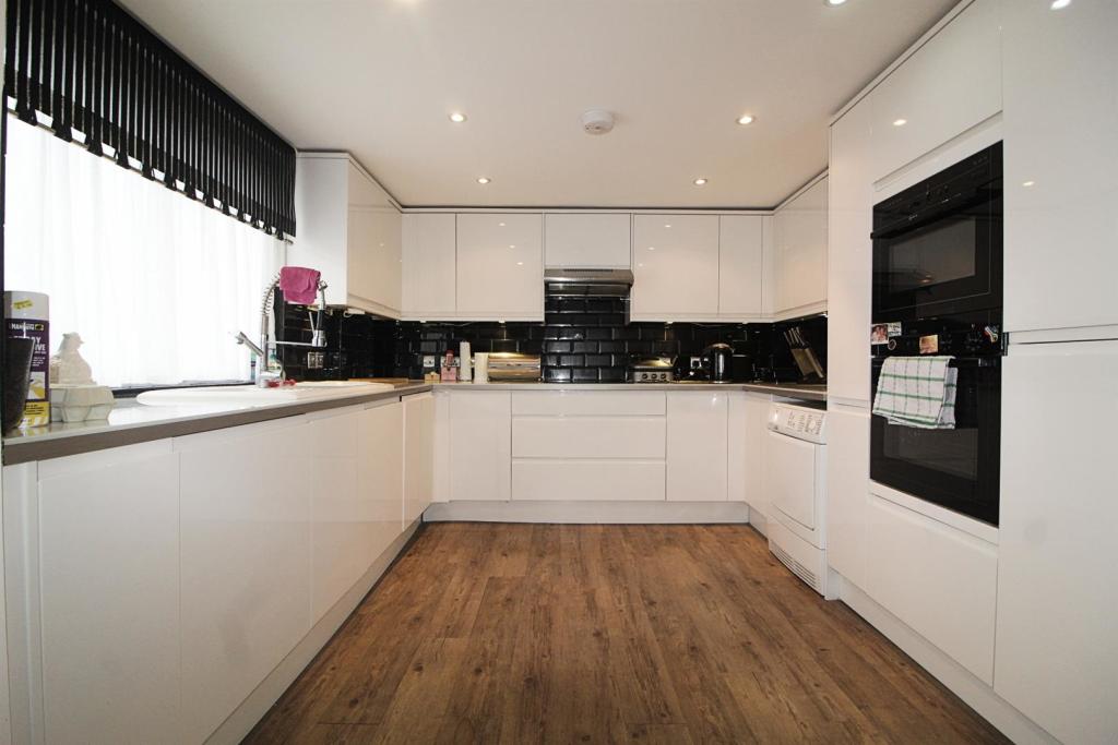 Kitchen NEW.jpg