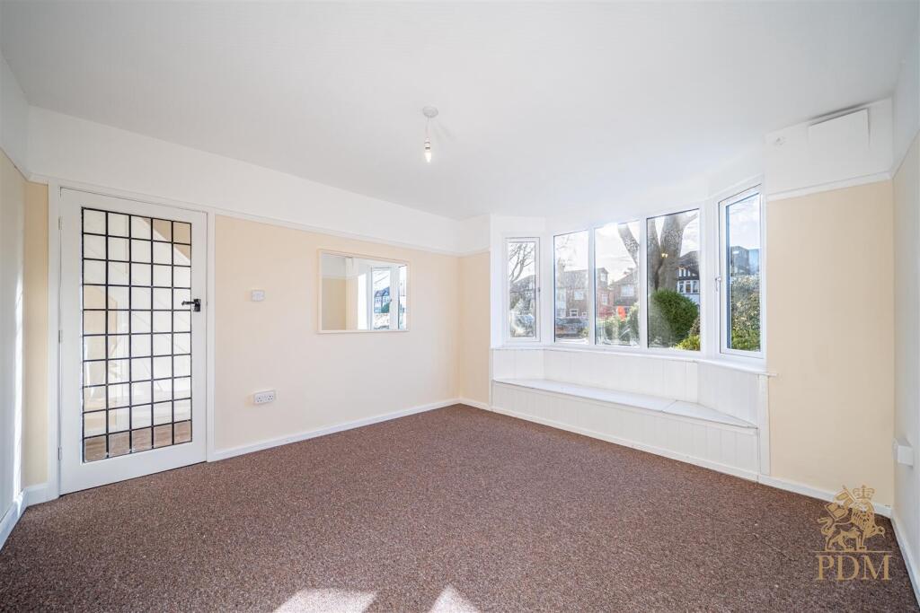 40 Russell Drive Wollaton Nottingham NG8 2BH