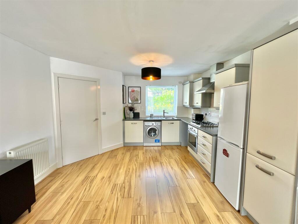 OPEN PLAN DINING KITCHEN/LIVING ROOM