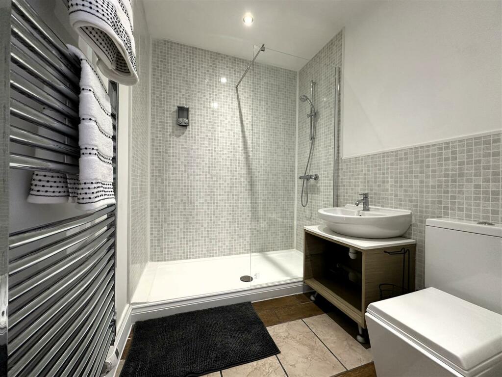 Room 1 Ensuite.jpg