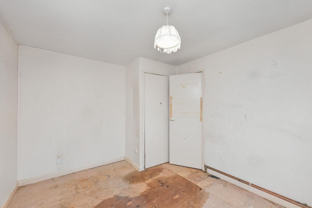 60 Madells, Epping, Essex CM16 4NW