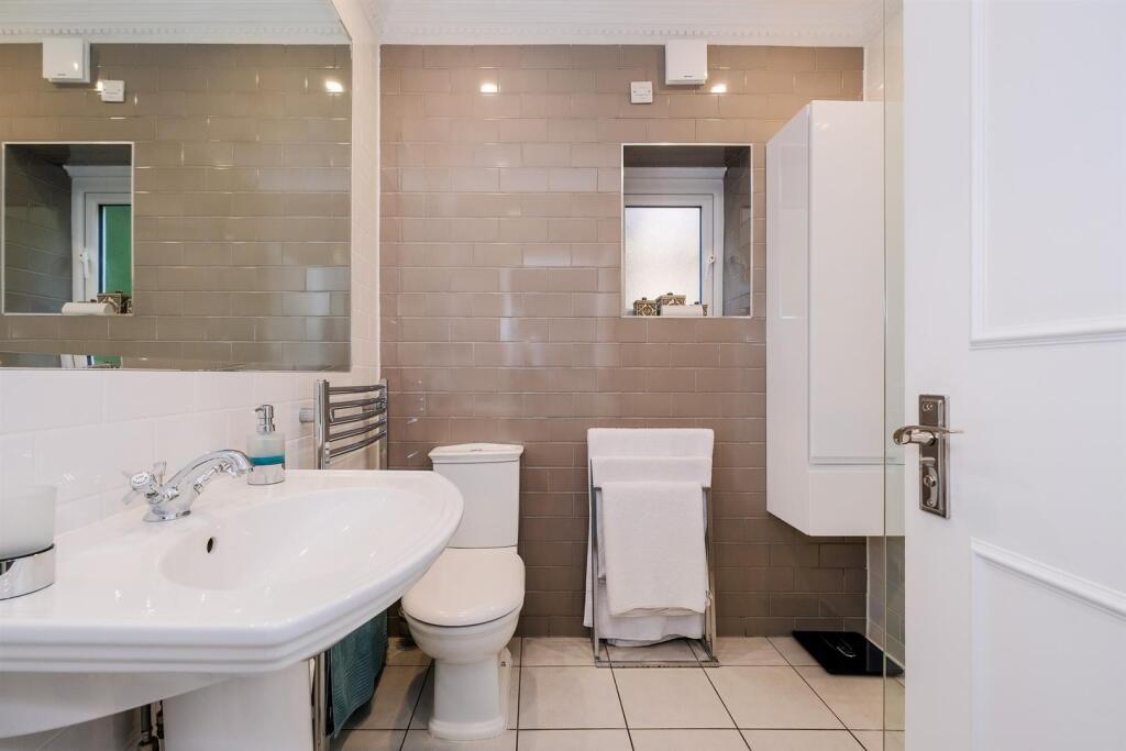 Flat 2, 70 Hermon Hill-9.jpg