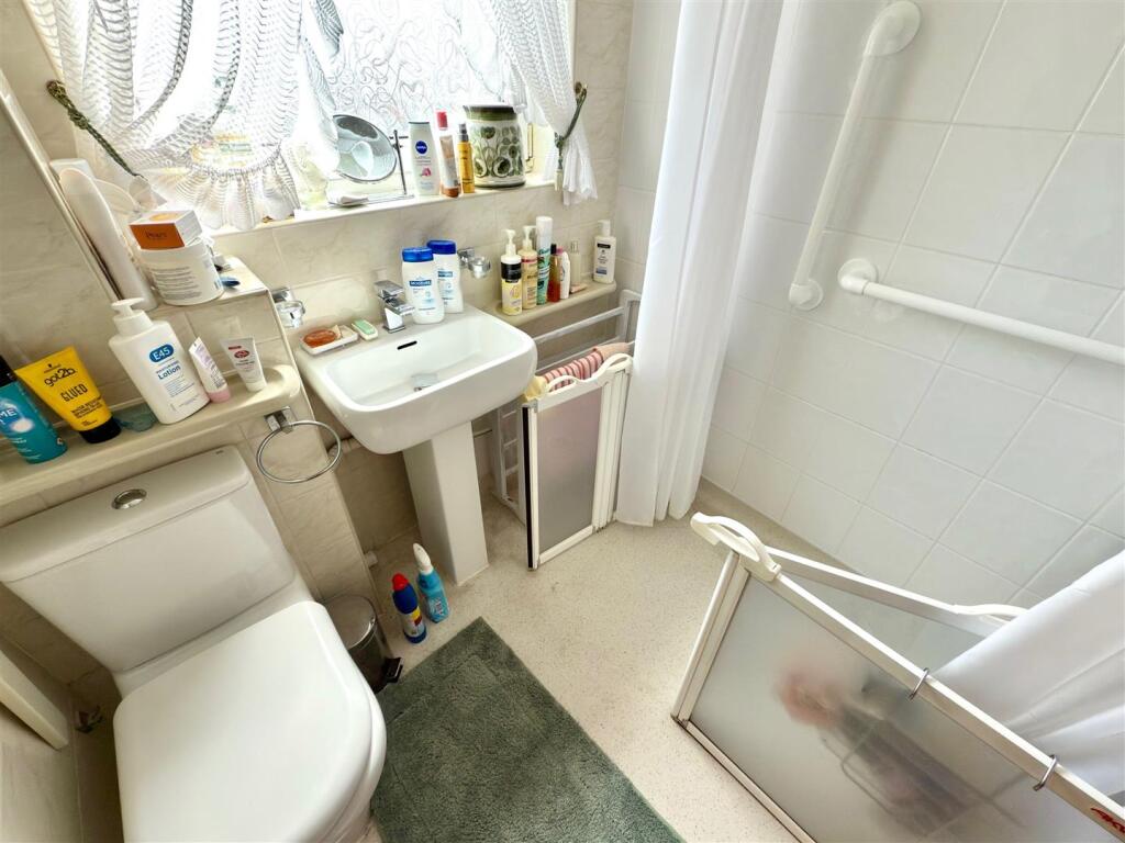 SHOWER ROOM.jpg