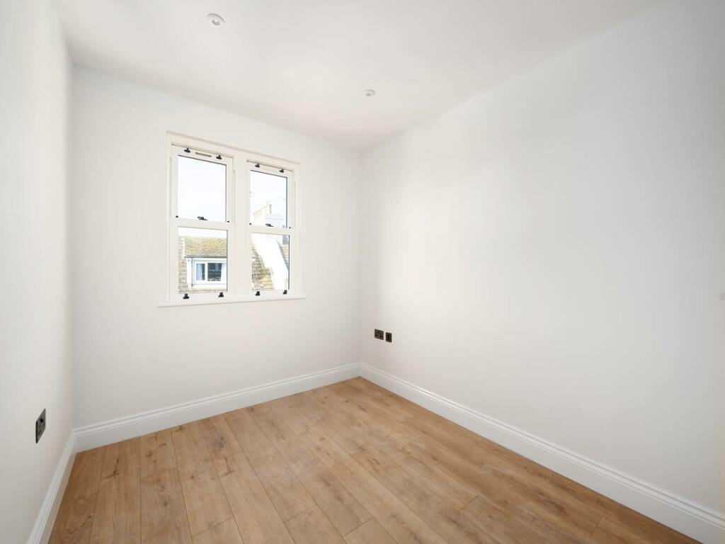 Bedroom 1 (F12) pic 