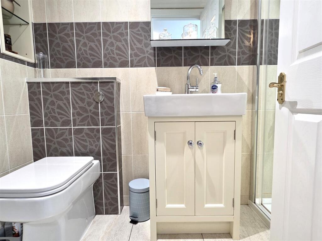 EN SUITE SHOWER ROOM/WC
