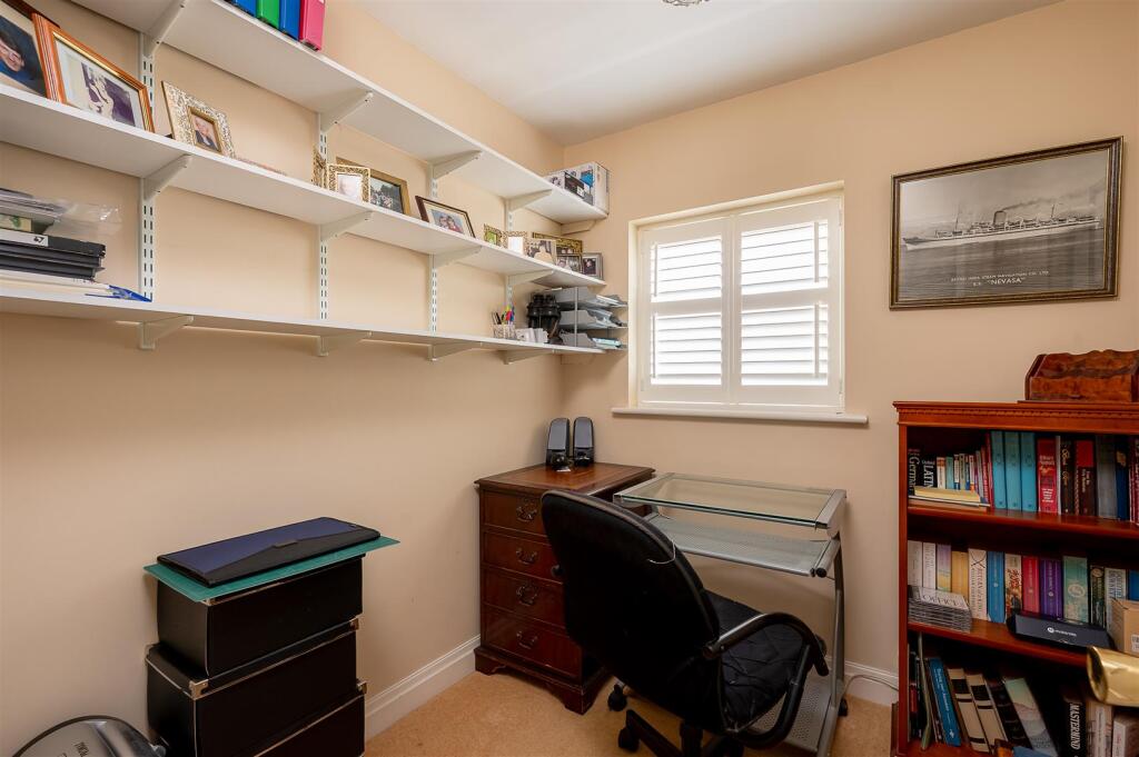 SMALL BEDROOM/OFFICE