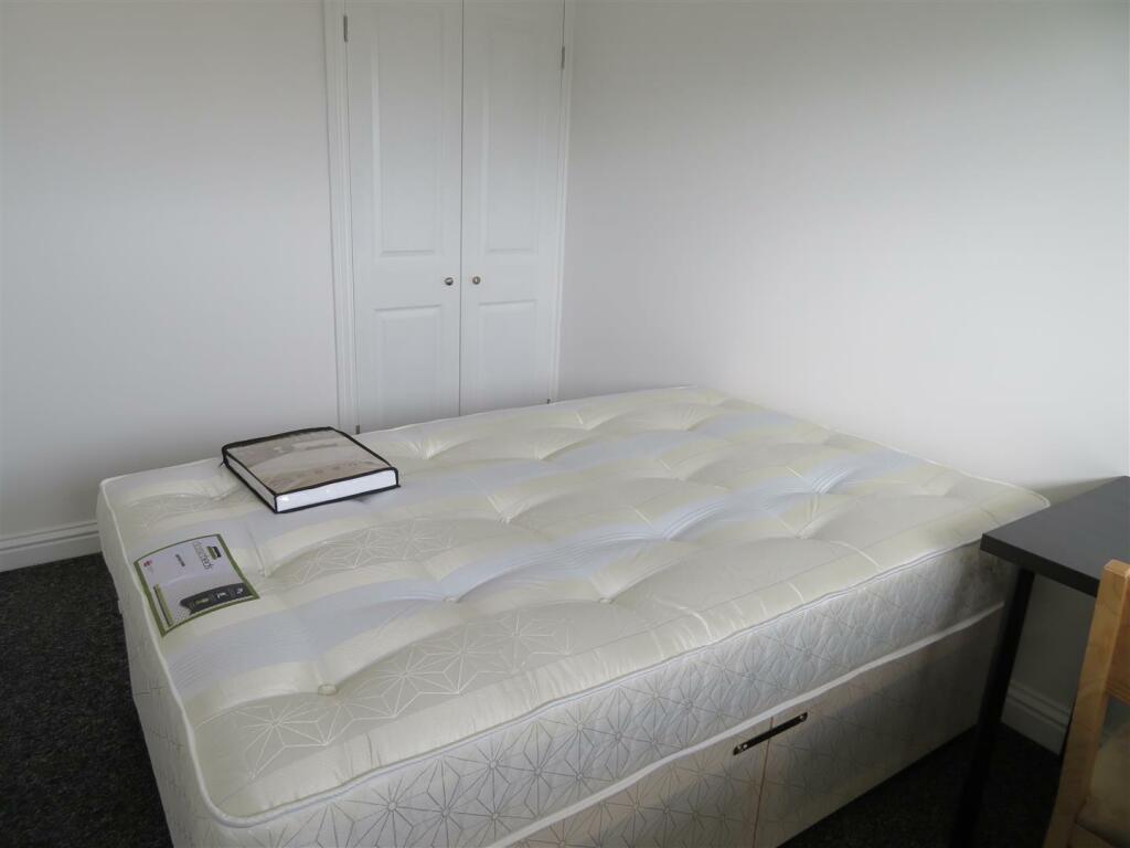 13 Milverton Bed4c.JPG