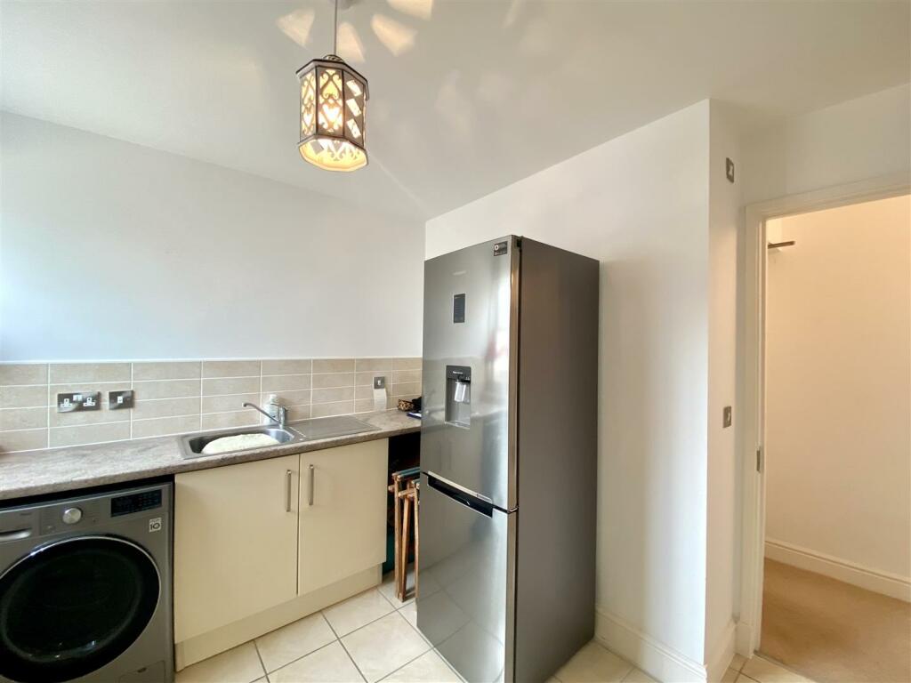 UTILITY ROOM/CLOAKROOM/WC