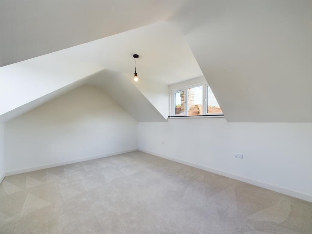 CAM02136G0-PR0070-STILL011