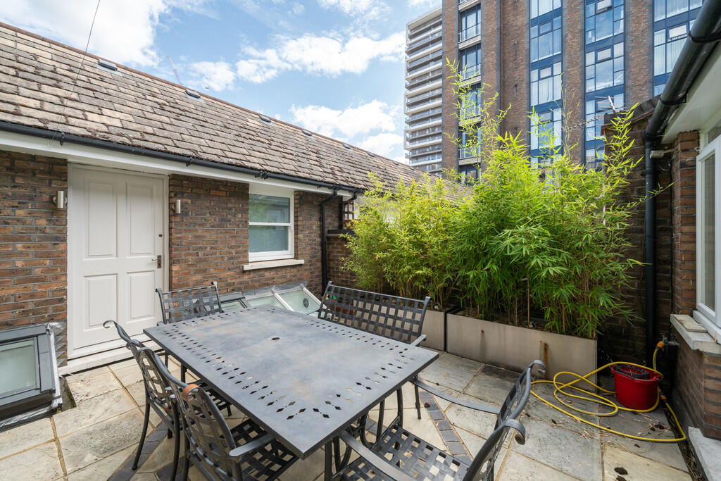 8 Coral Row, SW11...