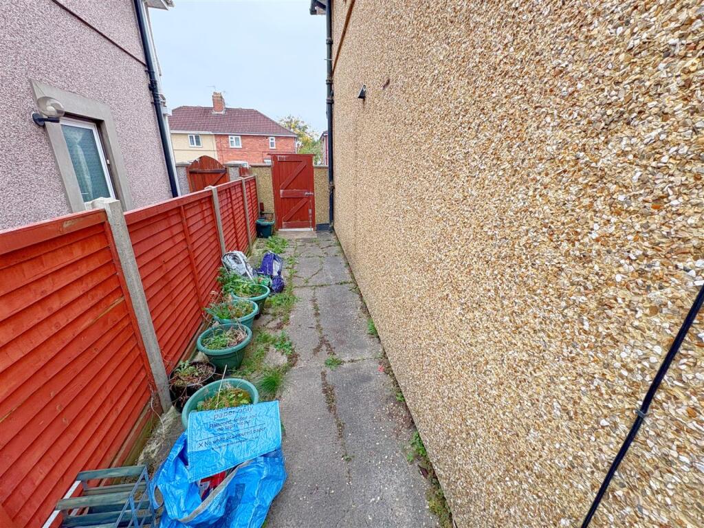 Side access to garden.jpg