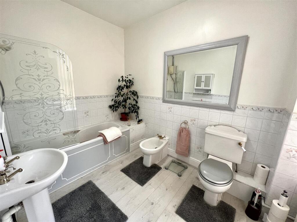 EN-SUITE BATHROOM