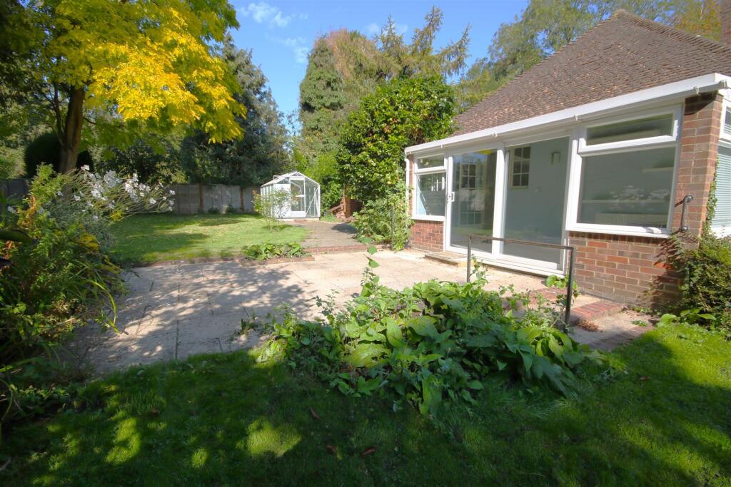 Conservatory and patio a.JPG