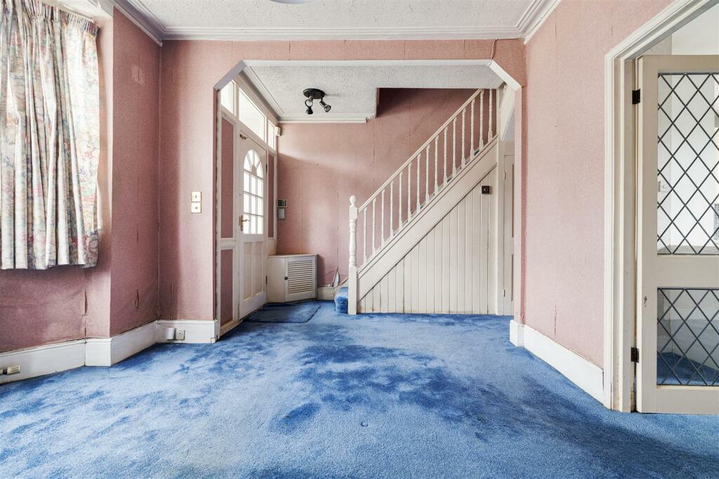 Chigwell Road, E18
