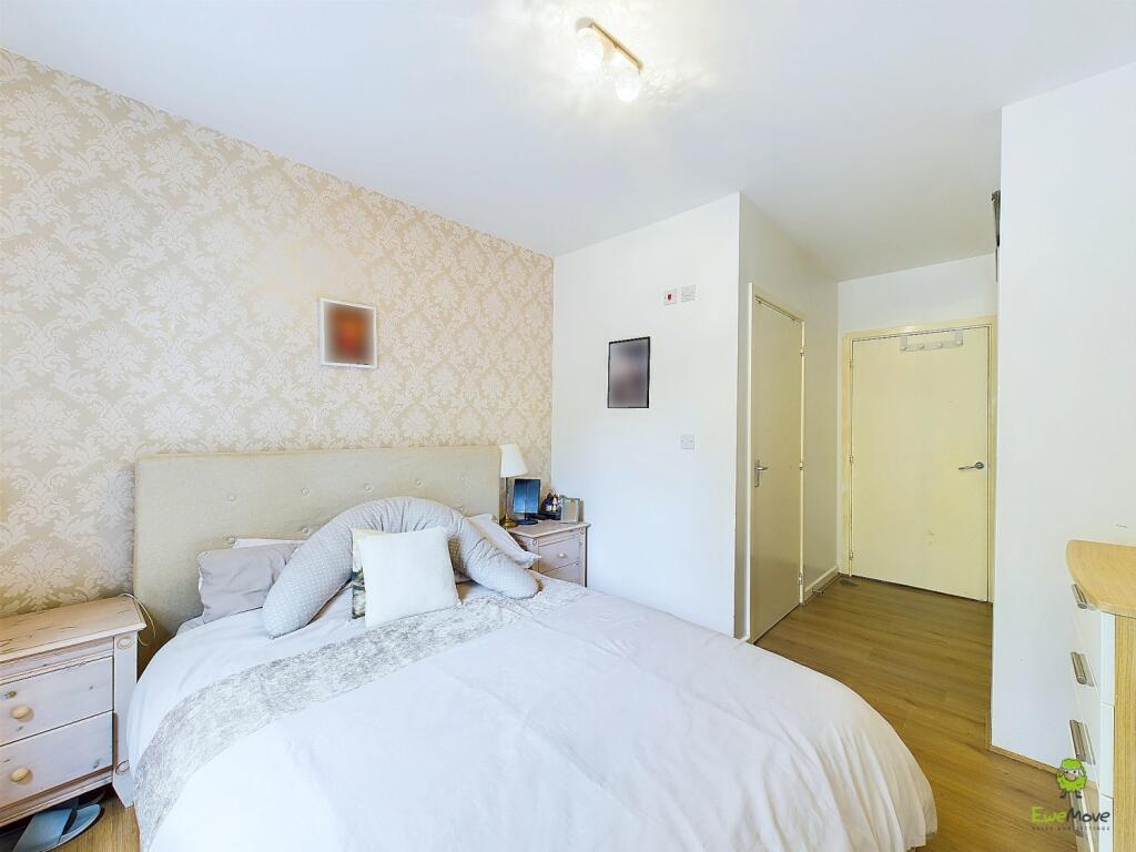 CAM03418G0-PR0115-STILL003