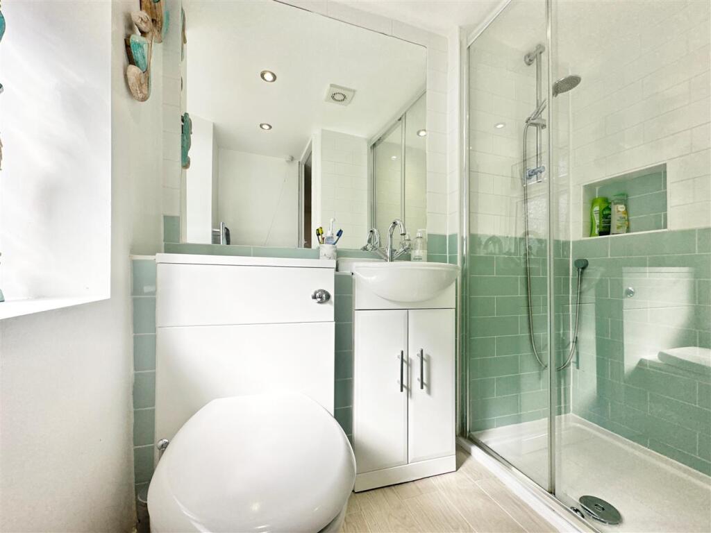 Bedroom 1 En Suite.JPG