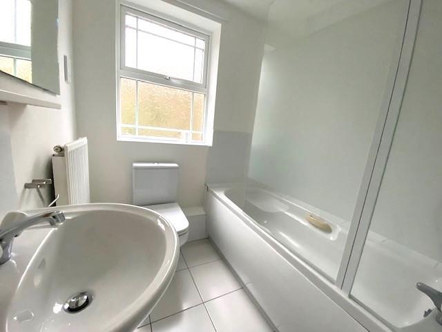 17 Drifters Drive bathroom.jpg