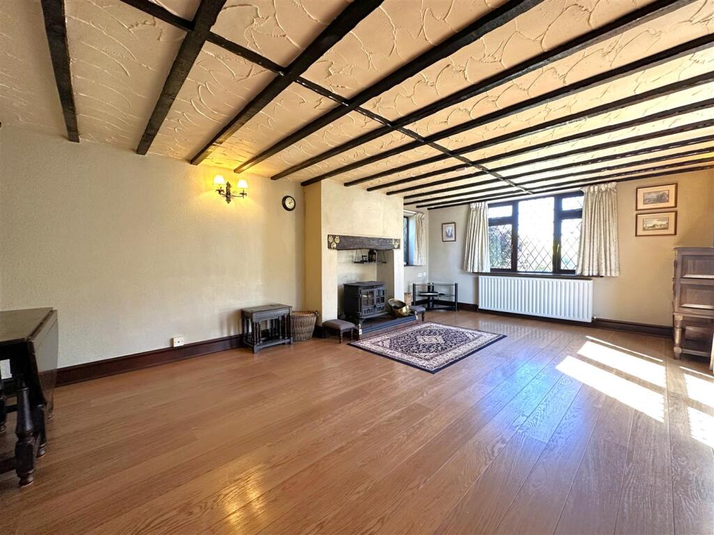 Spacious Beamed Lounge 459