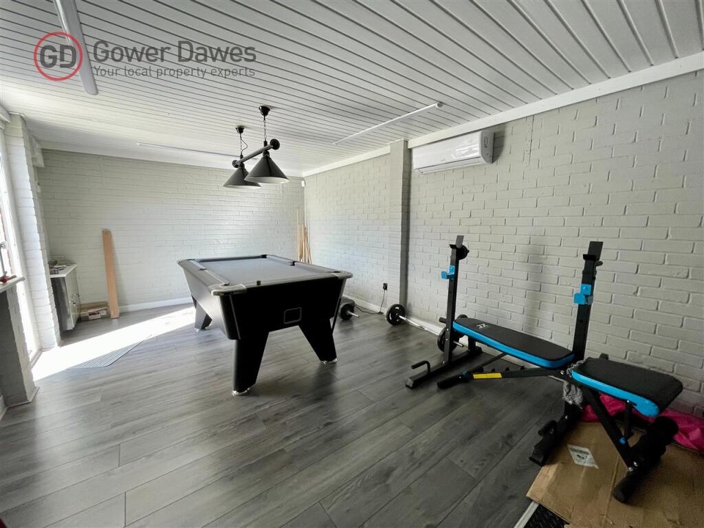 Garage / Outbuilding