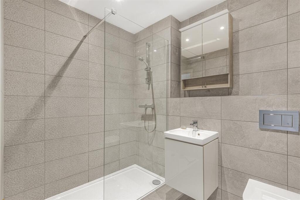 EN-SUITE SHOWER ROOM