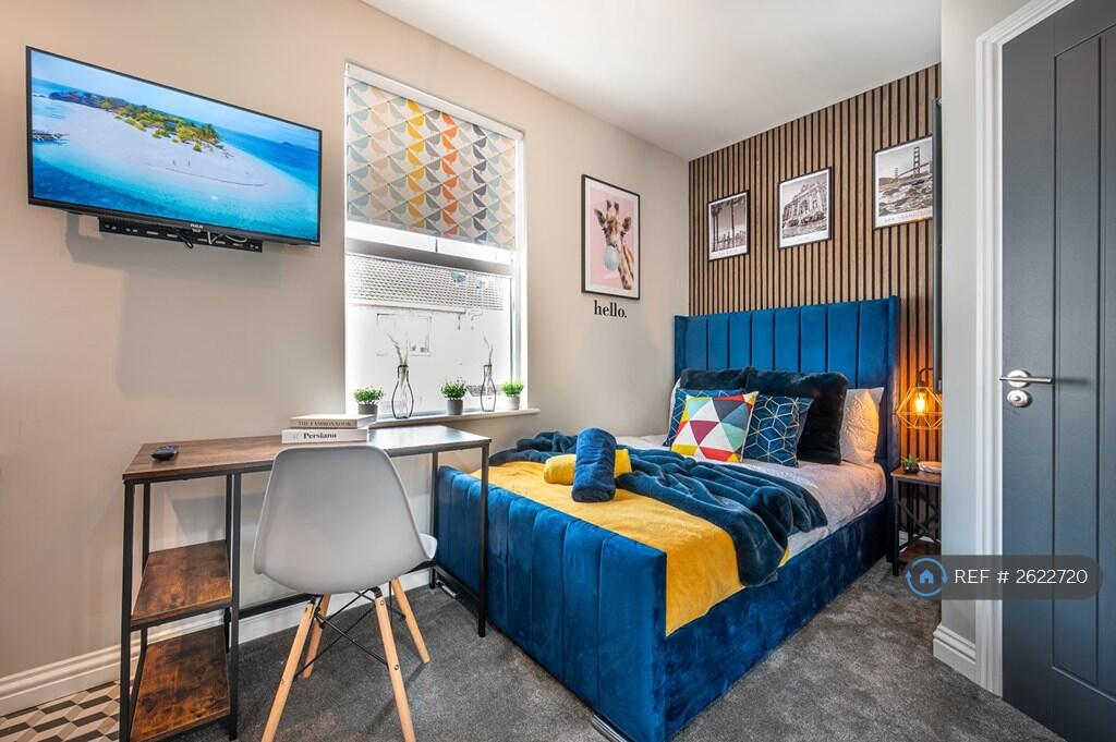 Studio 4 Desk &amp; Bed