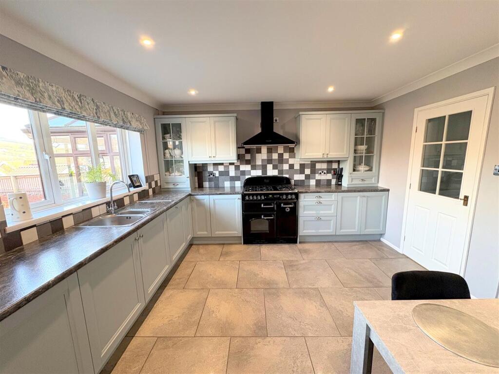 Kitchen e.jpg