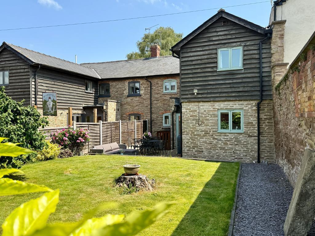 Garden and rear of the cottage