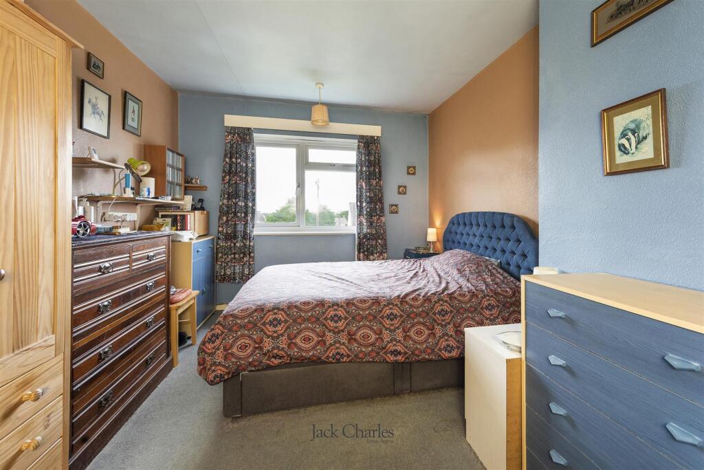 43 Burns Crescent, TN9 2PT 008.jpg